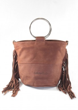 Bolso pequeño piel con flecos y asas metálicas. Marrón. Caramelo