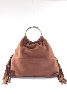 Bolso grande piel con flecos, asas metálicas. Marrón. Caramelo