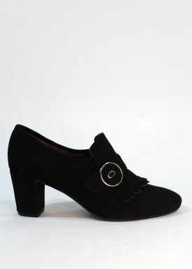 Zapato abotinado flecos y botón negro. Roldán