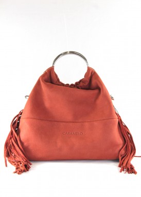 Bolso grande piel con flecos, asas metálicas. Teja. Caramelo