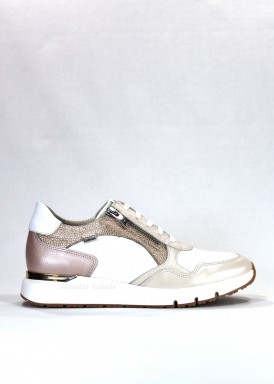 Zapatilla deportiva confort absoluto. Blanco-beis-oro. DORKING by FLUCHOS