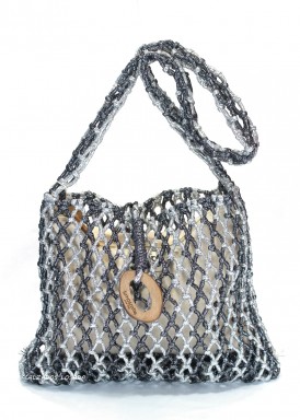 Bolso grande, asa larga de hombro o bandolera. Color plata-plata vieja. Simosastre