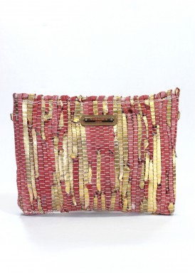 Bolso estilo sobre de piel. Color coral. Simosastre.
