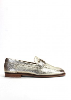 Zapato mocasín piel, adorno estribo. Color dorado. BOLA 22.