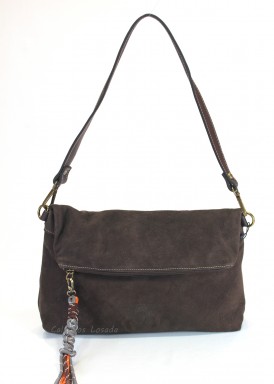 Bolso sobre con bandolera. Nobuck marrón chocolate. Caramelo