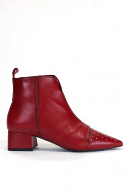 Botín de vestir con tachuelas en puntera. Rojo. DESIREÉ