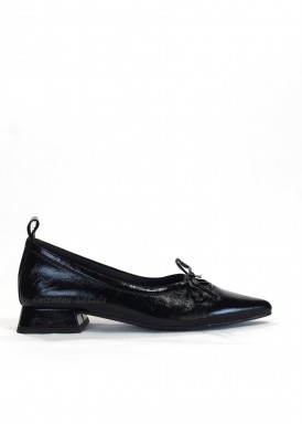 Zapato tacón bajo de piel tipo bailarina con lazada . Negro. DESIREÉ.