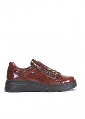 Zapato deportivo de charol. Confort absoluto. Color cuero. FLUCHOS.