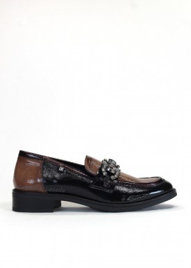Mocasín vestir en charol con adorno pedrería. Negro. DORKING-FLUCHOS