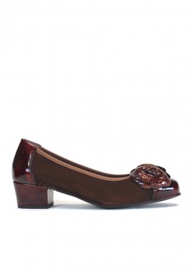 Zapato corte salón tacón 3 cm ante y charol marrón con flor en empeine. Roldán