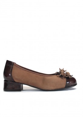Zapato corte salón tacón 2,5 cm ante y charol taupe con flores y flecos en empeine. Roldán