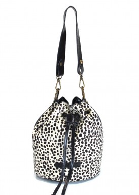 Bolso bombonera con bandolera beige y negro con minitopitos. Caramelo.