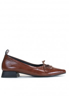 Zapato tacón bajo de piel tipo bailarina con lazada . Cuero. DESIREÉ.