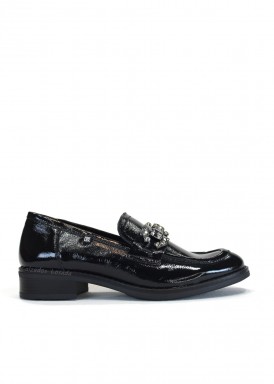 Mocasín vestir en charol, adorno pedrería. Negro. DORKING-FLUCHOS.
