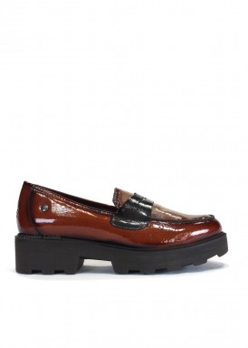 Zapato estilo mocasín sport en charol de piso alto. Cuero y taupe. KAOLA