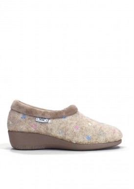 Zapatilla de casa cerrada mujer flores bordadas. Beige. Marpen Slippers