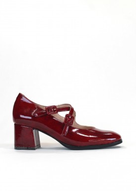 Zapato charol con dos pulseras de hebilla cruzadas. Burdeos. GAVI`S.