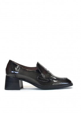 Zapato mocasín antifaz, de charol suave, color Antracita. KAOLA.