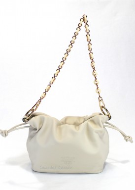 Bolso pequeño de piel con cadena de hombro y bandolera. Beis. CARAMELO.