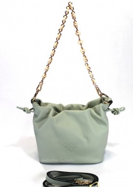 Bolso pequeño de piel con cadena de hombro y bandolera. Verde menta. CARAMELO