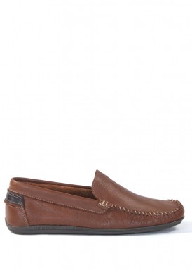 Mocasín hombre de piel suave, piso flexible. Color cuero. Bola 22