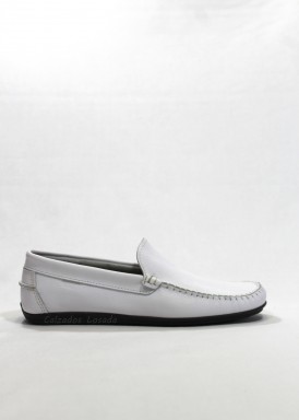 Mocasín hombre de piel suave, piso flexible. Color blanco. Bola 22.