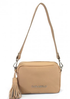 Bolso pequeño con bandolera. Modelo caja. Arena. CARAMELO