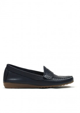 Mocasín de piel suave estilo clásico, modelo antifaz. Color azul marino. BOLA 22.
