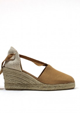Alpargata de lona, cuña media, cintas atar en tobillo. Color tostado. PICÓN.