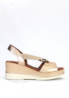 Sandalia cuña media con elástico en empeine. Dorado-beis. KAOLA