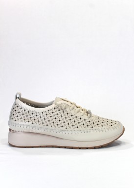 Zapatilla deportiva troquelada, cordón elástico. Beis. TREINTAS