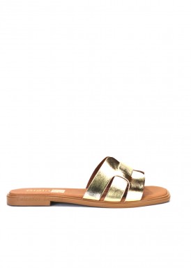 Sandalia plana descalza de piel. Dorada. Bola 22