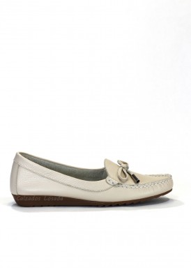 Mocasín de piel suave cuña baja. Color beige. Bola 22.