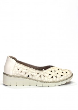 Zapato deportivo en corte salón. Color Beis. Relax 4 You.