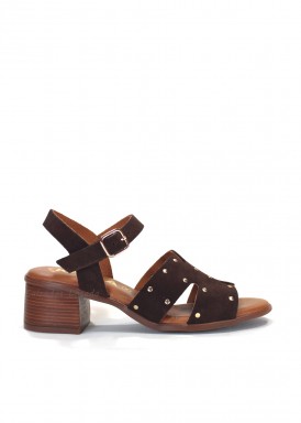 Sandalia tacón medio de serraje con tachuelas. Marrón chocolate. Kaola.