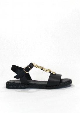 Sandalia plana de piel con chapas doradas en empeine. Negro. Kaola.