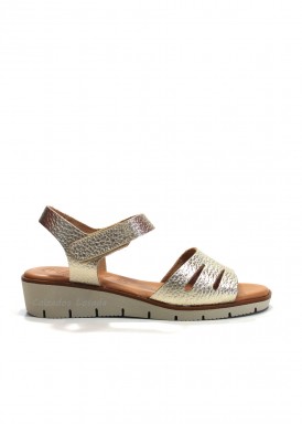 Sandalia cuña baja de piel cierre de velcro. Oro. Kaola.