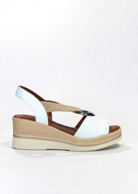 Sandalia cuña media con elástico en empeine. Blanco y beis. KAOLA