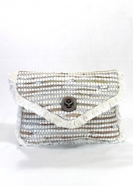 Bolso estilo sobre con solapa. Beis. Simosastre