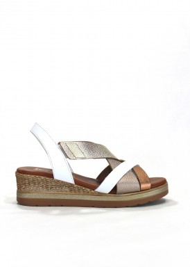 Sandalia de cuña media, tiras cruzadas. blanco y metalizados. Jordana.