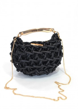Bolso con cadena y asa metálica, en macramé. Negro. SIMOSASTRE