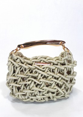 Bolso con cadena y asa metálica, en macramé. Oro. SIMOSASTRE.