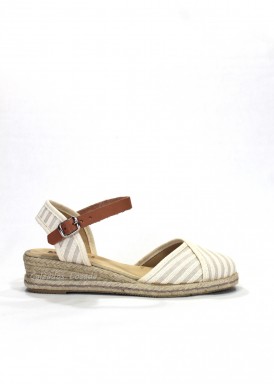 Zapatilla esparto de pulsera y adorno de rayas. Color beis. KOKIS.
