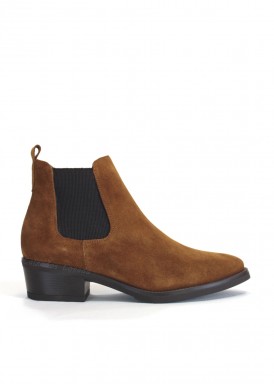 Botín chelsea serraje camel tacón 3,5. Kaola.