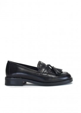 Mocasín borlas piel negro y grabado coco. . KAOLA.