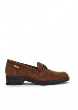 Mocasín serraje, con adorno estribo. Cuero. Clayan