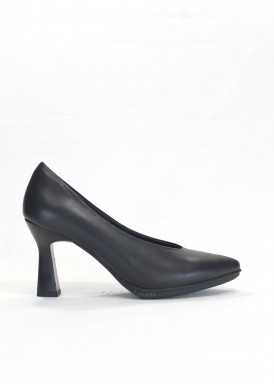Zapato corte salón de piel con tacón alto. Negro . Desireé