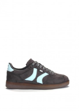 Zapatilla deportiva estilo retro, gris-celeste. XTI