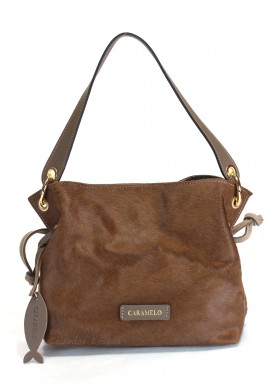 Bolso clásico marrón frunce. Asa de hombro y bandolera. Caramelo.