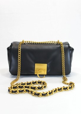Bolso de vestir con solapa y cadena. Negro